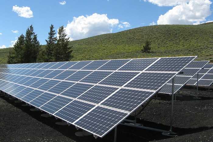 Com a energia solar é possível economizar entre 50% e 95% na conta de luz, assim o investimento feito para instalar painéis solares se paga com o dinheiro que você economizou