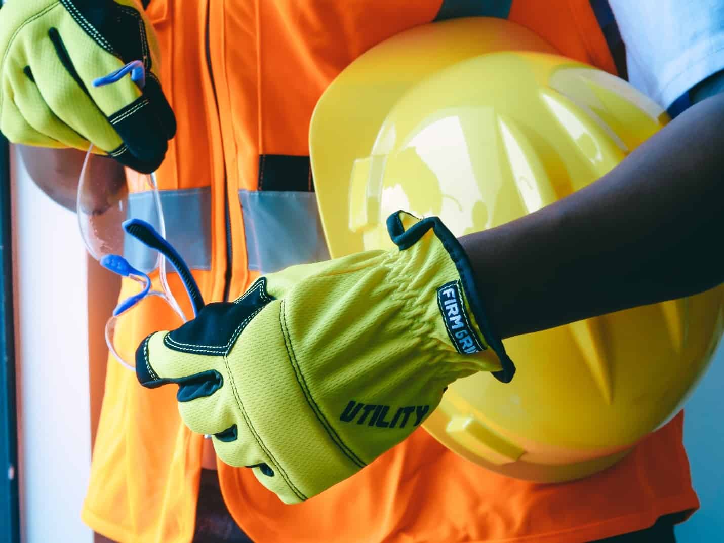 Capacete de segurança amarelo usado por trabalhador em ambiente industrial para proteção da cabeça