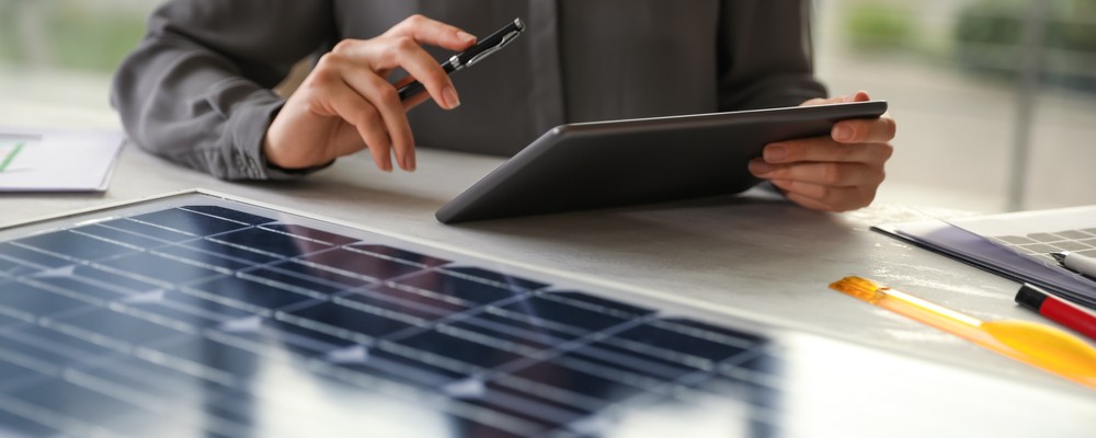 Painel solar instalado em empresa, oferecendo energia limpa e economia eficiente com ótimo custo-benefício.