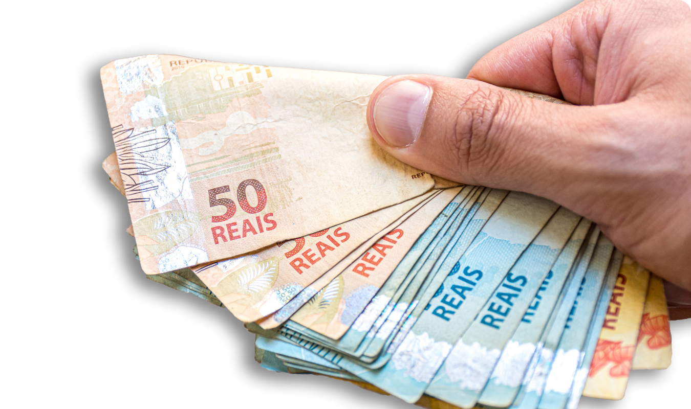 Mão segurando diversas notas de 50 e 100 reais em leque, representando o lucro e o retorno financeiro obtido com o payback da energia solar em Manaus.